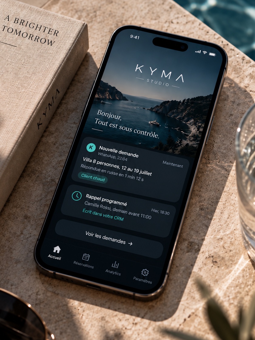 Téléphone au bord d'une piscine, affichant une nouvelle demande et un rappel programmé dans l'application Kyma